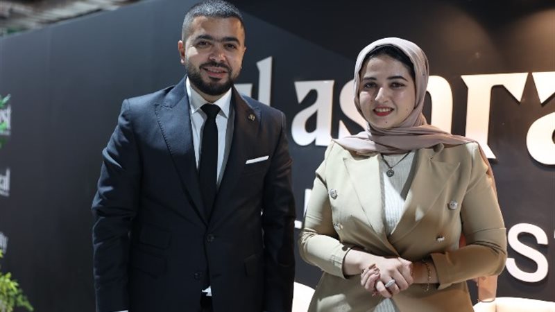 الزميلة منار عبد العظيم محررة موقع الجمهور مع رئيس شركة الأ