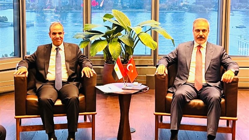 وزير الخارجية يلتقي مع نظيره التركي