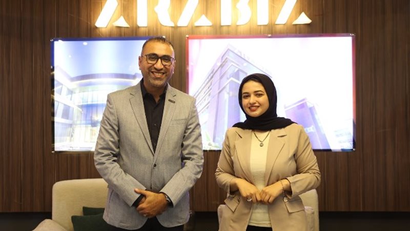 الزميلة منار عبد العظيم محررة موقع الجمهور مع رئيس القطاع ا