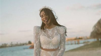 عريس بشورت، هاجر الشرنوبي تثير الجدل بصور من حفل زفافها