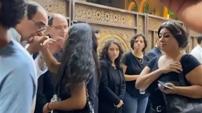 مجدي أحمد علي يقبل يد أسماء أبو اليزيد في عزاء شقيقه
