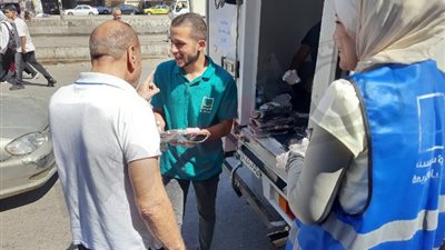 توافد المواطنين على منافذ حياة كريمة للحوم بأرض اللواء (صور)