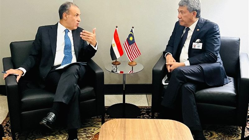 وزير الخارجية ونظيرة الماليزي