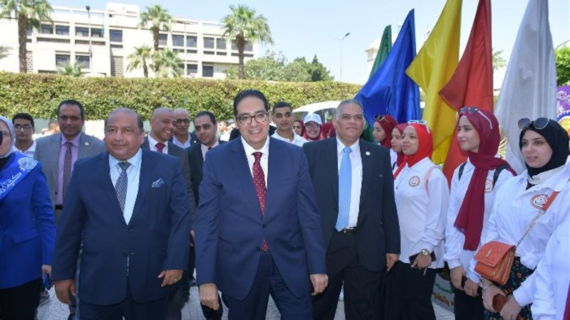 جولة رئيس جامعة القاهرة