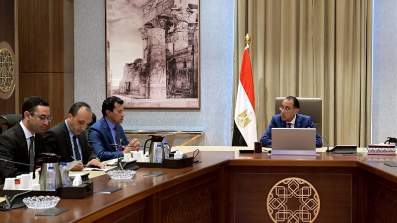 رئيس الوزراء ووزير الرياضة خلال اللقاء