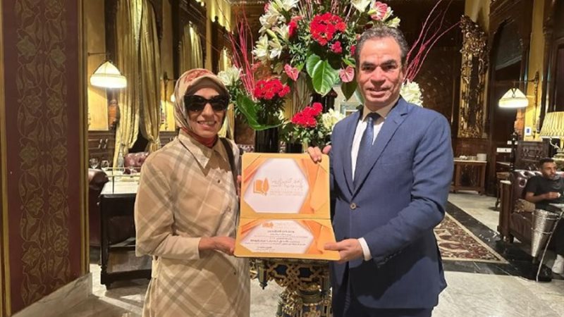 الكاتب أحمد المسلماني يكرم هدي نجيب محفوظ
