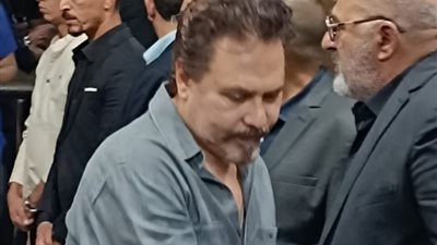 محمد رياض وبيومي فؤاد يقدمان واجب العزاء في زوجة إسماعيل فرغلي (صور)