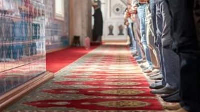 موقف صادم، شاب يعتدي على إمام مسجد أثناء الصلاة (فيديو)
