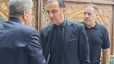 طارق علام أول الحاضرين في عزاء زوجة الفنان إسماعيل فرغلي (صور)