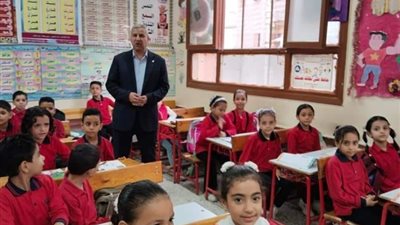 مدير تعليم دمياط يشيد بانتظام الدراسة في مدارس كفر البطيخ
