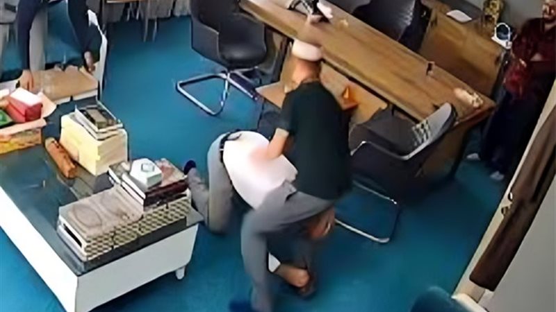 أب تركي يقبل قدم ابنه ـ أرشيفية