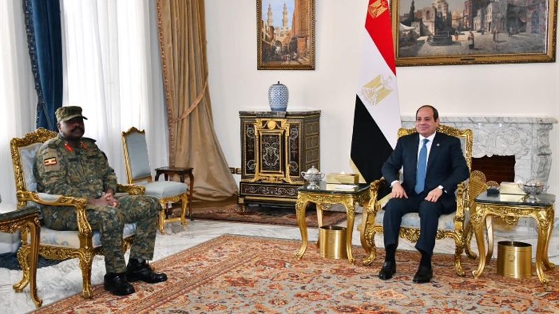 الرئيس السيسي خلال استقبال قائد قوات الدفاع الشعبية في أوغن