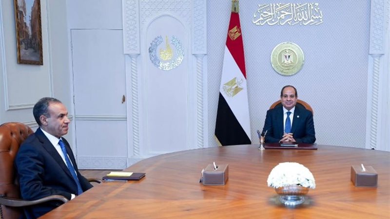 الرئيس السيسي مع بدر عبد العاطي