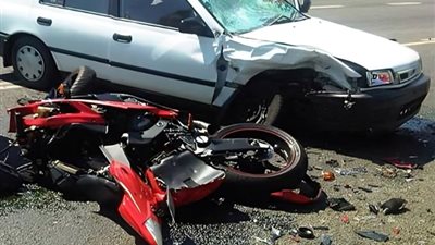 3 مصابين في حادث تصادم سيارة ودراجة بخارية بسوهاج