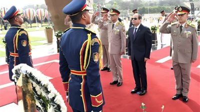 الرئيس السيسي يضع إكليلا من الزهور على النصب التذكاري للجندي المجهول