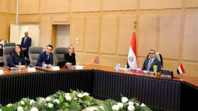 وزير الاستثمار يلتقي وفدا من النرويج لبحث تعزيز التعاون بمجال الطاقة المتجددة
