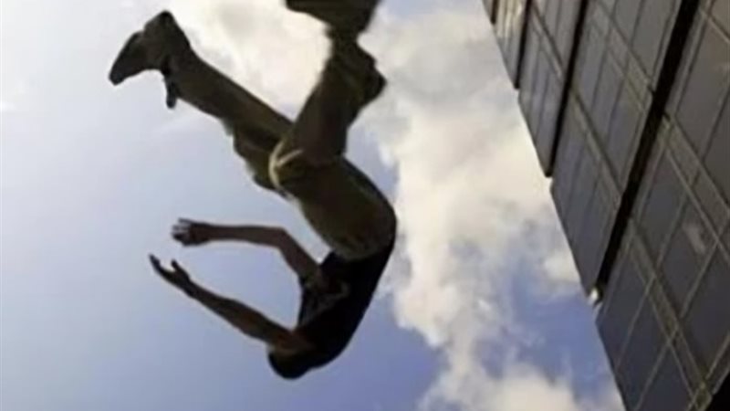 شخص ينهي حياته قفزاً _ تعبيرية