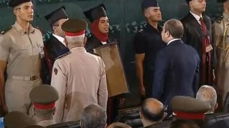 خلال التقديم