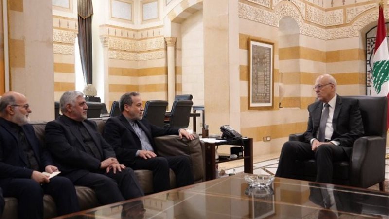 وزير الخارجية الإيراني مع رئيس حكومة تصريف الأعمال اللبناني