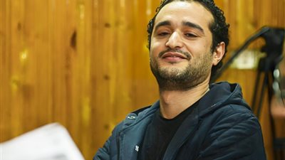 يتضمن اعتداء على الذات الإلهية، لجنة من الأزهر تفحص ديوان شعري لـ أحمد دومة