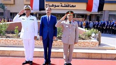 محافظ سوهاج يضع إكليلا من الزهور على النصب التذكاري للشهداء ( صور )