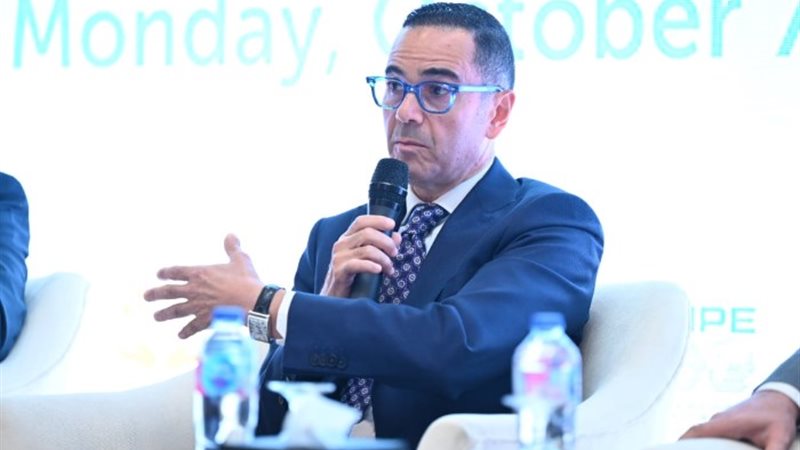 وزير الاستثمار أثناء المؤتمر