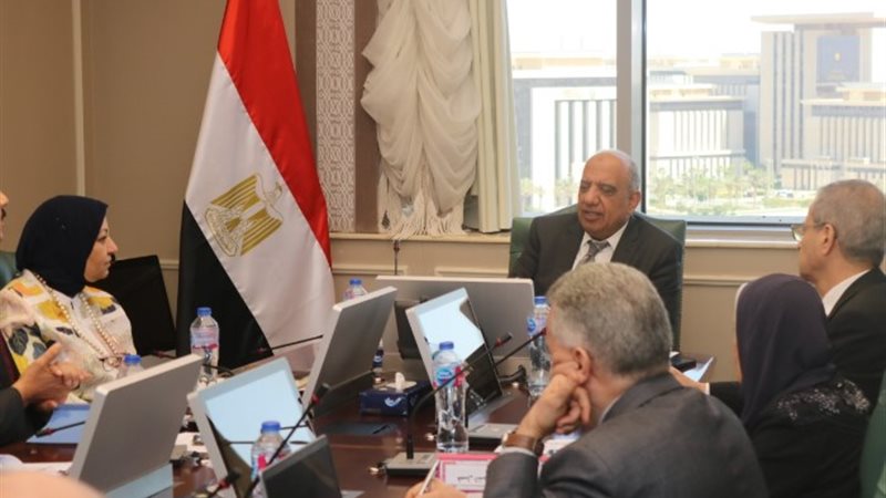 وزير الكهرباء خلال اجتماع اليوم