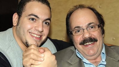 عمر طلعت زكريا يحيي ذكرى وفاة والده: «واحشني وبرتاح لما أزورك»
