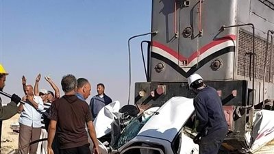 «السواق ساب العربية وجري»، تصادم مروع لقطار بسيارة في مطروح (صور)