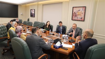 وزير العمل يلتقي وفدًا من البنك الدولي ويستعرض خطط الحماية الاجتماعية