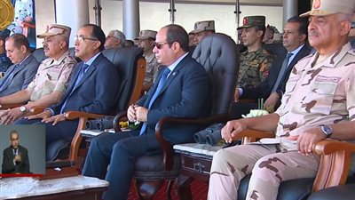 الرئيس السيسي يستمع لشرح عن اصطفاف تفتيش حرب الفرقة السادسة المدرعة