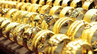 سعر الذهب عالميًا ينخفض إلى أدنى مستوى في 3 أسابيع والأوقية تسجل 2615 دولار
