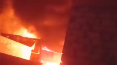 حريق هائل يلتهم مصنع في مدينة السادات، والحماية المدنية تحاول السيطرة (فيديو)