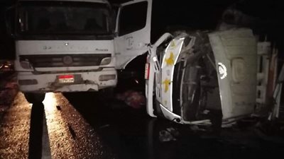 مصرع 4 أشخاص وإصابة 4 آخرين في حادث تصادم بالبحر الأحمر