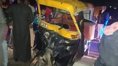 «بينهم طفل» مصرع 3 أشخاص أثر تصادم سيارة نقل وتوك توك في الصف