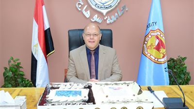 بسبب دعمه لمدرسة تحفيظ القرآن، أهالي الصلعا يكرمون رئيس جامعة سوهاج (صور)