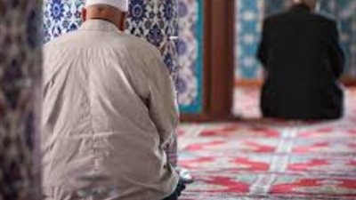 حسن الخاتمة، تشييع جثمان رجل توفي بمسجد قبل الصلاة في المحلة (فيديو)