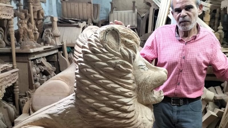 مجدي غنيم أحد العاملين بمجال النحت بمحافظة دمياط