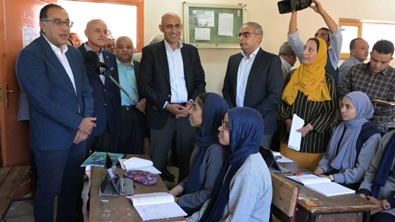 رئيس الوزراء خلال الجولة