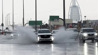أمطار غزيرة ورياح تضرب الإمارات (فيديو)