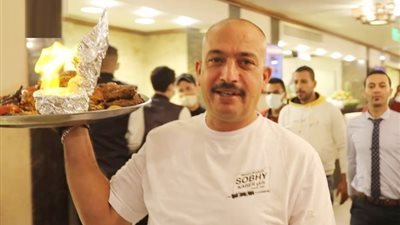 يضم 3 أدوار كاملة ومول تجاري، صبحي كابر يكشف تفاصيل بيع محله القديم (فيديو)