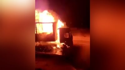 حريق بطريق الغردقة رأس غارب بعد تصادم سيارة نقل بأخرى محملة بالسولار