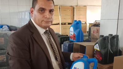 «التموين» تضبط 14.5 طن زيت موبيل مغشوش بأبو صير (صور)