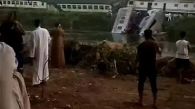 الدفع بأوناش لرفع عربات وحطام حادث تصادم قطاري المنيا