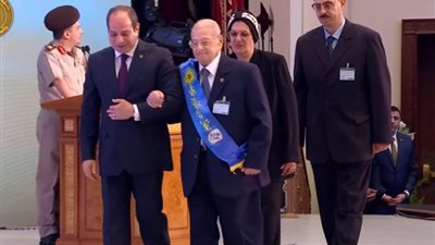 الرئيس السيسي يكرم أبطال حرب أكتوبر خلال الندوة التثقيفية للقوات المسلحة