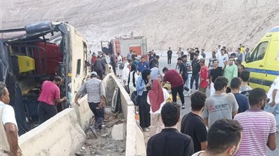 شاهد لحظة انقلاب أتوبيس طلاب بطريق الجلالة (فيديو)