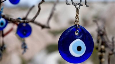 4 علامات تدل على أنك محسود ولا تشعر بالرزق.. كيف تتجنبها؟