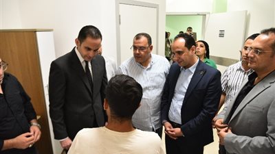 نائب وزير الصحة يطمئن على مصابي حادث أتوبيس الجلالة ويوجه بتقديم الرعاية الصحية (صور)