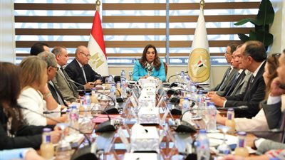 وزيرة التنمية المحلية تتابع مع محافظ القاهرة تحضيرات المنتدى الحضرى
