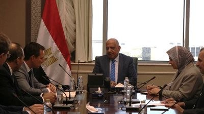 الكهرباء تبحث مع 